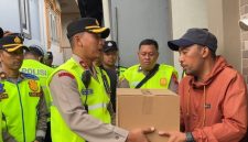 Polres Wonosobo menyalurkan bantuan sosial kepada warga terdampak kebakaran di Dusun Krajan, Desa Tieng, Kecamatan Kejajar, Kabupaten Wonosobo, Sabtu (12/9/2026).