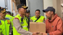 Polres Wonosobo menyalurkan bantuan sosial kepada warga terdampak kebakaran di Dusun Krajan, Desa Tieng, Kecamatan Kejajar, Kabupaten Wonosobo, Sabtu (12/9/2026).
