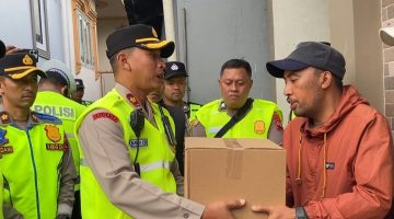 Polres Wonosobo menyalurkan bantuan sosial kepada warga terdampak kebakaran di Dusun Krajan, Desa Tieng, Kecamatan Kejajar, Kabupaten Wonosobo, Sabtu (12/9/2026).