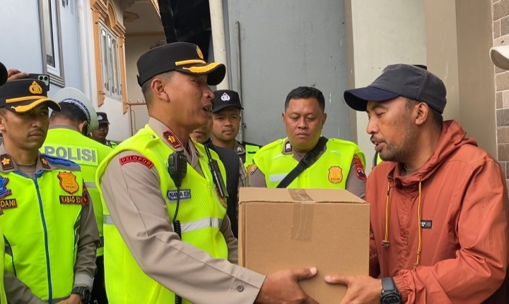 Polres Wonosobo menyalurkan bantuan sosial kepada warga terdampak kebakaran di Dusun Krajan, Desa Tieng, Kecamatan Kejajar, Kabupaten Wonosobo, Sabtu (12/9/2026).