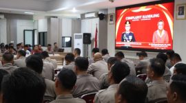 Anggota Polres Demak mengikuti Pelatihan Handling Complaint di Aula Wicaksana Laghawa Polres Demak, Selasa (15/9/2026).