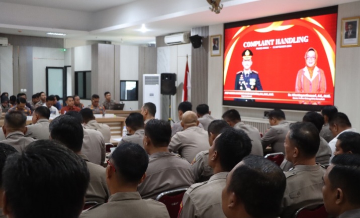 Anggota Polres Demak mengikuti Pelatihan Handling Complaint di Aula Wicaksana Laghawa Polres Demak, Selasa (15/9/2026).