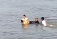 Warga menemukan Seorang remaja berinisial ST dalam kondisi meninggal dunia setelah tenggelam di Pantai Jatisari, Desa Jatisari, Kecamatan Sluke, Kabupaten Rembang. 