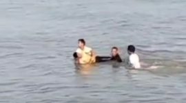 Warga menemukan Seorang remaja berinisial ST dalam kondisi meninggal dunia setelah tenggelam di Pantai Jatisari, Desa Jatisari, Kecamatan Sluke, Kabupaten Rembang. 