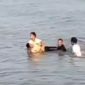 Warga menemukan Seorang remaja berinisial ST dalam kondisi meninggal dunia setelah tenggelam di Pantai Jatisari, Desa Jatisari, Kecamatan Sluke, Kabupaten Rembang. 