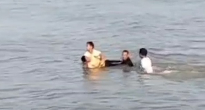 Warga menemukan Seorang remaja berinisial ST dalam kondisi meninggal dunia setelah tenggelam di Pantai Jatisari, Desa Jatisari, Kecamatan Sluke, Kabupaten Rembang. 