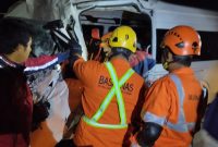 Tim SAR sedang mengevakuasi dua orang yang terjepit bodi mobil Hiace di Tol Pemalang.