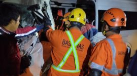 Tim SAR sedang mengevakuasi dua orang yang terjepit bodi mobil Hiace di Tol Pemalang.
