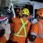 Tim SAR sedang mengevakuasi dua orang yang terjepit bodi mobil Hiace di Tol Pemalang.