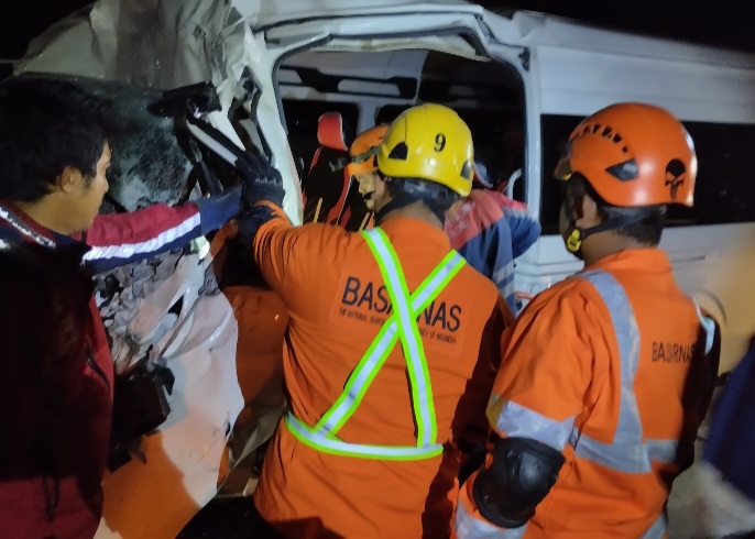 Tim SAR sedang mengevakuasi dua orang yang terjepit bodi mobil Hiace di Tol Pemalang.