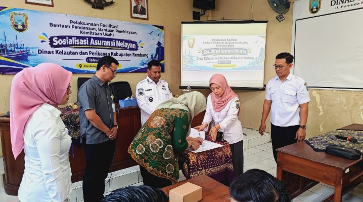 Penandatanganan kerja sama antara Dinas Kelautan dan Perikanan (Dinlutkan) Kabupaten Rembang dengan BPJS Ketenagakerjaan di Aula Dinlutkan, Rabu (16/9/2026).