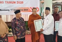 Bupati Rembang, Harno menyerahkan 
penghargaan donor darah sukarela PMI Kabupaten Rembang Tahun 2026 di Pendopo Museum Kartini, Kamis (17/9/2026).