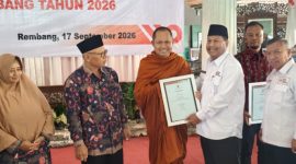 Bupati Rembang, Harno menyerahkan 
penghargaan donor darah sukarela PMI Kabupaten Rembang Tahun 2026 di Pendopo Museum Kartini, Kamis (17/9/2026).