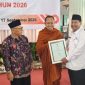 Bupati Rembang, Harno menyerahkan 
penghargaan donor darah sukarela PMI Kabupaten Rembang Tahun 2026 di Pendopo Museum Kartini, Kamis (17/9/2026).