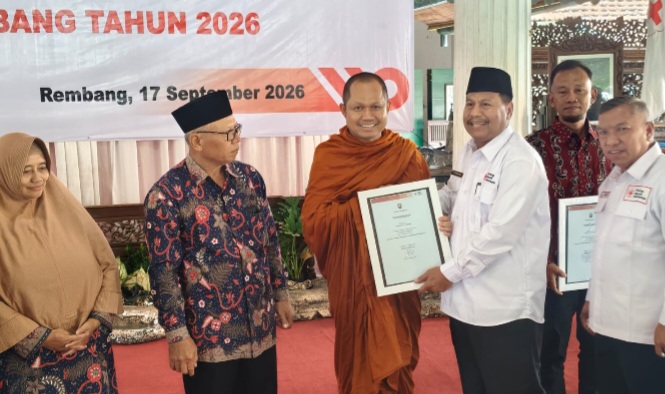 Bupati Rembang, Harno menyerahkan 
penghargaan donor darah sukarela PMI Kabupaten Rembang Tahun 2026 di Pendopo Museum Kartini, Kamis (17/9/2026).