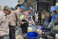 Bidpropam Polda Jawa Tengah menyalurkan bantuan air bersih kepada warga Desa Sedo, Kecamatan Demak, Kabupaten Demak, Jumat (18/9/2026).