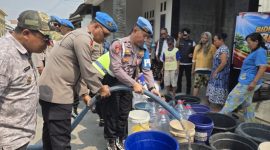 Bidpropam Polda Jawa Tengah menyalurkan bantuan air bersih kepada warga Desa Sedo, Kecamatan Demak, Kabupaten Demak, Jumat (18/9/2026).