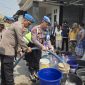 Bidpropam Polda Jawa Tengah menyalurkan bantuan air bersih kepada warga Desa Sedo, Kecamatan Demak, Kabupaten Demak, Jumat (18/9/2026).