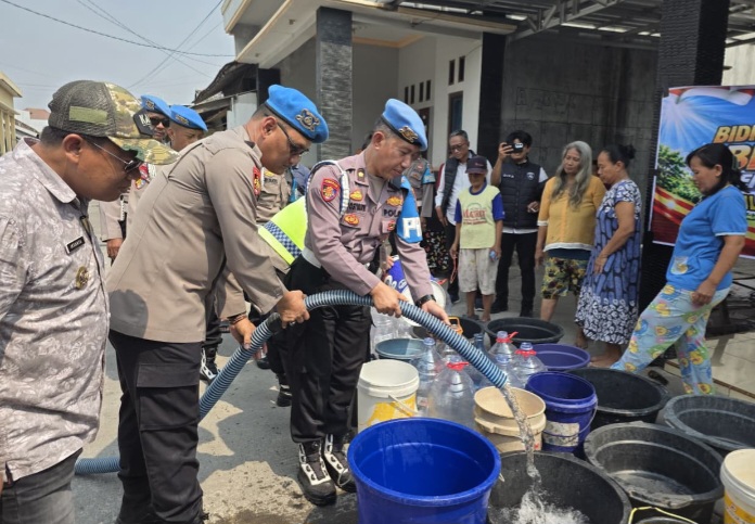 Bidpropam Polda Jawa Tengah menyalurkan bantuan air bersih kepada warga Desa Sedo, Kecamatan Demak, Kabupaten Demak, Jumat (18/9/2026).
