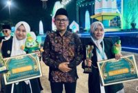 Bupati Rembang, H. Harno, bersama Zumrotul Luhhfiyyah atau Fia, juara I cabang tafsir Bahasa Inggris putri dan Durrtul Muqoffa atau Ofa, juara II cabang tafsir Bahasa Indonesia putri.
