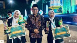 Bupati Rembang, H. Harno, bersama Zumrotul Luhhfiyyah atau Fia, juara I cabang tafsir Bahasa Inggris putri dan Durrtul Muqoffa atau Ofa, juara II cabang tafsir Bahasa Indonesia putri.
