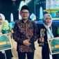Bupati Rembang, H. Harno, bersama Zumrotul Luhhfiyyah atau Fia, juara I cabang tafsir Bahasa Inggris putri dan Durrtul Muqoffa atau Ofa, juara II cabang tafsir Bahasa Indonesia putri.
