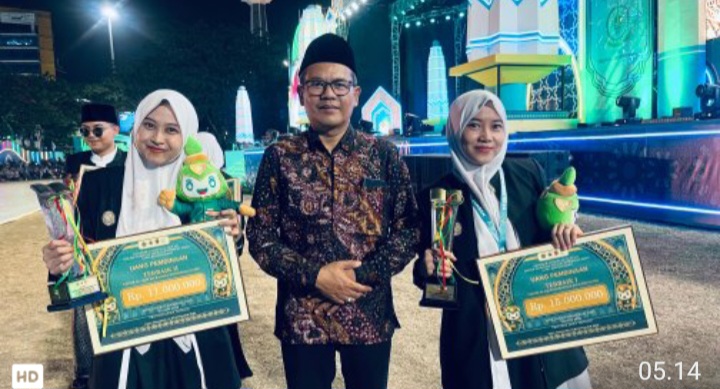 Bupati Rembang, H. Harno, bersama Zumrotul Luhhfiyyah atau Fia, juara I cabang tafsir Bahasa Inggris putri dan Durrtul Muqoffa atau Ofa, juara II cabang tafsir Bahasa Indonesia putri.
