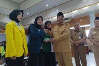Bupati Rembang, Harno bersama para mahasiswa penerima Beasiswa Prestasi Pendidikan Tinggi Tahun 2026, di Aula Lantai 4 Kantor Bupati Rembang, Senin (21/9).