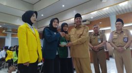 Bupati Rembang, Harno bersama para mahasiswa penerima Beasiswa Prestasi Pendidikan Tinggi Tahun 2026, di Aula Lantai 4 Kantor Bupati Rembang, Senin (21/9).