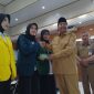 Bupati Rembang, Harno bersama para mahasiswa penerima Beasiswa Prestasi Pendidikan Tinggi Tahun 2026, di Aula Lantai 4 Kantor Bupati Rembang, Senin (21/9).