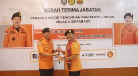 Serah terima jabatan Kepala Kantor Pencarian dan Pertolongan Semarang
dari Budiono kepada Kamal Riswandi, Senin (21/9/2026). 