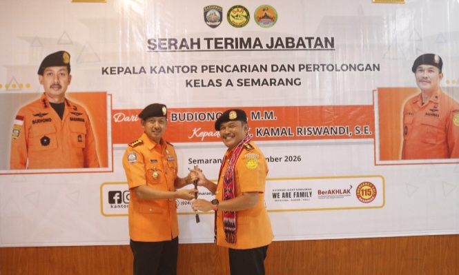 Serah terima jabatan Kepala Kantor Pencarian dan Pertolongan Semarang
dari Budiono kepada Kamal Riswandi, Senin (21/9/2026). 