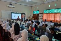 Para SMAN 2 Mranggen mengikuti pelatihan pemahaman kecerdasan buatan atau Artificial Intelligence (AI) yang digelar Polres Demak, Senin (21/9/2026).