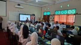 Para SMAN 2 Mranggen mengikuti pelatihan pemahaman kecerdasan buatan atau Artificial Intelligence (AI) yang digelar Polres Demak, Senin (21/9/2026).