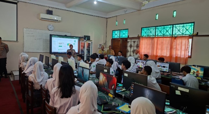 Para SMAN 2 Mranggen mengikuti pelatihan pemahaman kecerdasan buatan atau Artificial Intelligence (AI) yang digelar Polres Demak, Senin (21/9/2026).