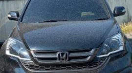 Mobil Honda CR-V yang digunakan DB. Dari kendaraan tersebut, petugas menemukan satu bungkus plastik klip berisi kristal diduga sabu dengan berat sekitar 4,23 gram secara bruto, pipa kaca, potongan sedotan, korek api, telepon seluler, dan peralatan lain. 