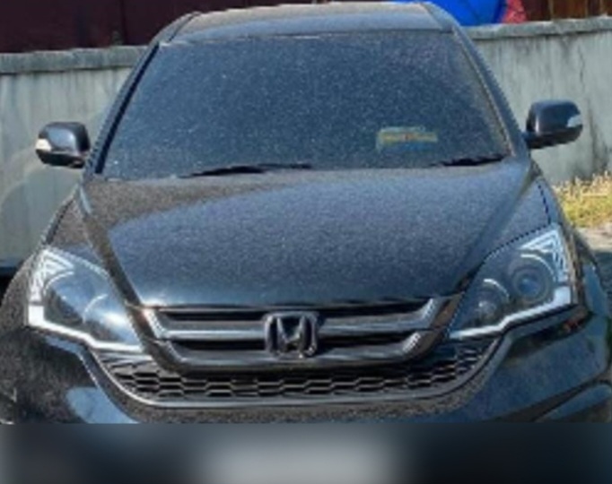 Mobil Honda CR-V yang digunakan DB. Dari kendaraan tersebut, petugas menemukan satu bungkus plastik klip berisi kristal diduga sabu dengan berat sekitar 4,23 gram secara bruto, pipa kaca, potongan sedotan, korek api, telepon seluler, dan peralatan lain. 