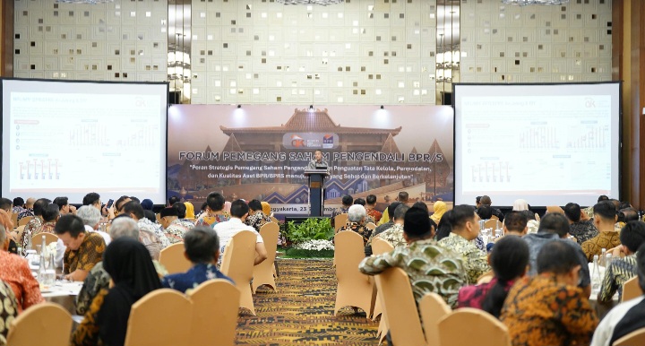 Kepala OJK Provinsi Jawa Tengah dan DIY, Hidayat Prabowo memberikan sambutan di acara Forum Pemegang Saham Pengendali (PSP) BPR/BPRS Se-Jawa Tengah dan DIY Tahun 2026 yang diselenggarakan OJK Provinsi Jawa Tengah dan DIY di Yogyakarta, Rabu (23/9).