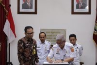 Kepala Bagian Pemerintahan Sekretariat Daerah Kabupaten Wonosobo, Aldhiana Kusumawati dan Kepala Kantor Pertanahan Kabupaten Wonosobo, Jatmiko
menandatangani Nota Kesepakatan dan Rencana Kerja, di Ruang Perundingan Kabupaten Wonosobo, Rabu (23/9/2026).