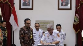 Kepala Bagian Pemerintahan Sekretariat Daerah Kabupaten Wonosobo, Aldhiana Kusumawati dan Kepala Kantor Pertanahan Kabupaten Wonosobo, Jatmiko
menandatangani Nota Kesepakatan dan Rencana Kerja, di Ruang Perundingan Kabupaten Wonosobo, Rabu (23/9/2026).