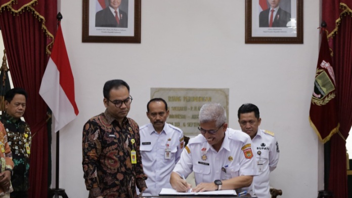 Kepala Bagian Pemerintahan Sekretariat Daerah Kabupaten Wonosobo, Aldhiana Kusumawati dan Kepala Kantor Pertanahan Kabupaten Wonosobo, Jatmiko
menandatangani Nota Kesepakatan dan Rencana Kerja, di Ruang Perundingan Kabupaten Wonosobo, Rabu (23/9/2026).