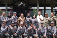 Bupati Wonosobo, Afif Nurhidayat (berdiri baju batik) bersama jajaran Linmas dan Asosiasi Satuan Perlindungan Masyarakat (Aslimas) Kabupaten Wonosobo.