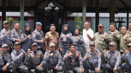 Bupati Wonosobo, Afif Nurhidayat (berdiri baju batik) bersama jajaran Linmas dan Asosiasi Satuan Perlindungan Masyarakat (Aslimas) Kabupaten Wonosobo.