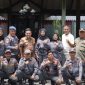 Bupati Wonosobo, Afif Nurhidayat (berdiri baju batik) bersama jajaran Linmas dan Asosiasi Satuan Perlindungan Masyarakat (Aslimas) Kabupaten Wonosobo.