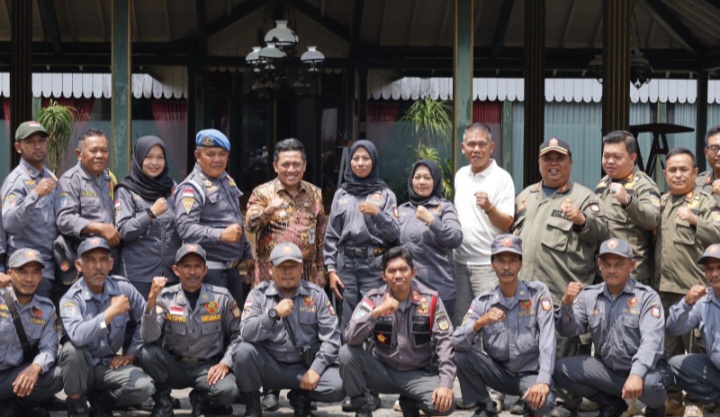 Bupati Wonosobo, Afif Nurhidayat (berdiri baju batik) bersama jajaran Linmas dan Asosiasi Satuan Perlindungan Masyarakat (Aslimas) Kabupaten Wonosobo.