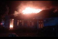 Sijago Merah melalap Gedung UPT Puskesmas lama Sluke di Jalan Raya Lasem - Tuban KM 13, Kecamatan Sluke, Kabupaten Rembang, Jawa Tengah, Minggu (27/9/2026) malam.