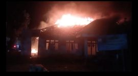 Sijago Merah melalap Gedung UPT Puskesmas lama Sluke di Jalan Raya Lasem - Tuban KM 13, Kecamatan Sluke, Kabupaten Rembang, Jawa Tengah, Minggu (27/9/2026) malam.