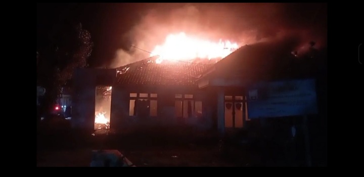 Sijago Merah melalap Gedung UPT Puskesmas lama Sluke di Jalan Raya Lasem - Tuban KM 13, Kecamatan Sluke, Kabupaten Rembang, Jawa Tengah, Minggu (27/9/2026) malam.