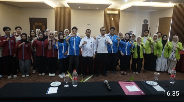 Para peserta Workshop Penggiat P4GN yang digelar di Hotel Andelir Simpang Lima Semarang, Senin (28/9/2026), bersama 
Plt. Kepala BNNP Jawa Tengah, Brigjen Pol. Edi Swasono.
