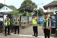 Anggot Polres Wonosobo siap  mengamankan Gedung Korpri Kabupaten Wonosobo (tempat ujian 30 bakal calon kepala desa), Senin (28/9/2026).